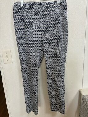 Chicos “so slimming” Ankle Navy and White Geometric Patterned Pants 10 (size 1)